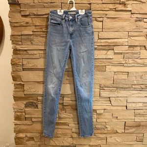 Levi’s 721 High Waisted Skinny Denim Jeans!